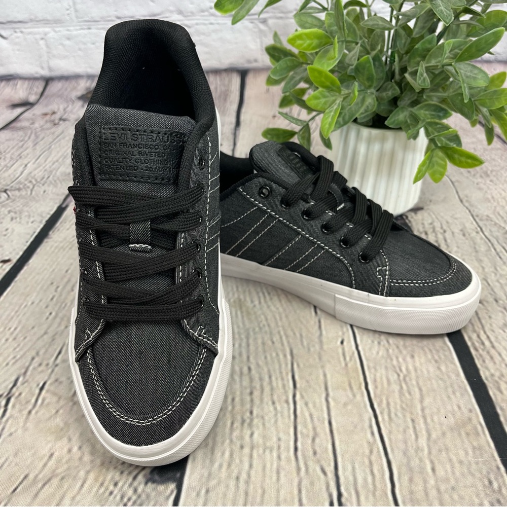 NIB Levi’s Turner Black Chambray Lace-Up Sneakers Sz 2 Youth - Picture 8 of 10